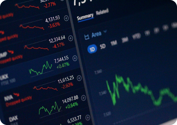 Pantalla digital que muestra paneles de monitoreo bursátil con gráficos de tendencias y cotizaciones en tiempo real