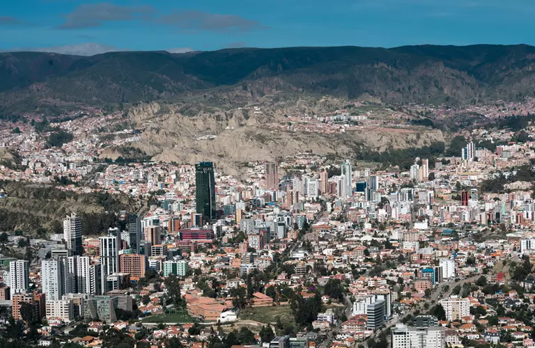 Vista panorámica de una ciudad andina rodeada de montañas