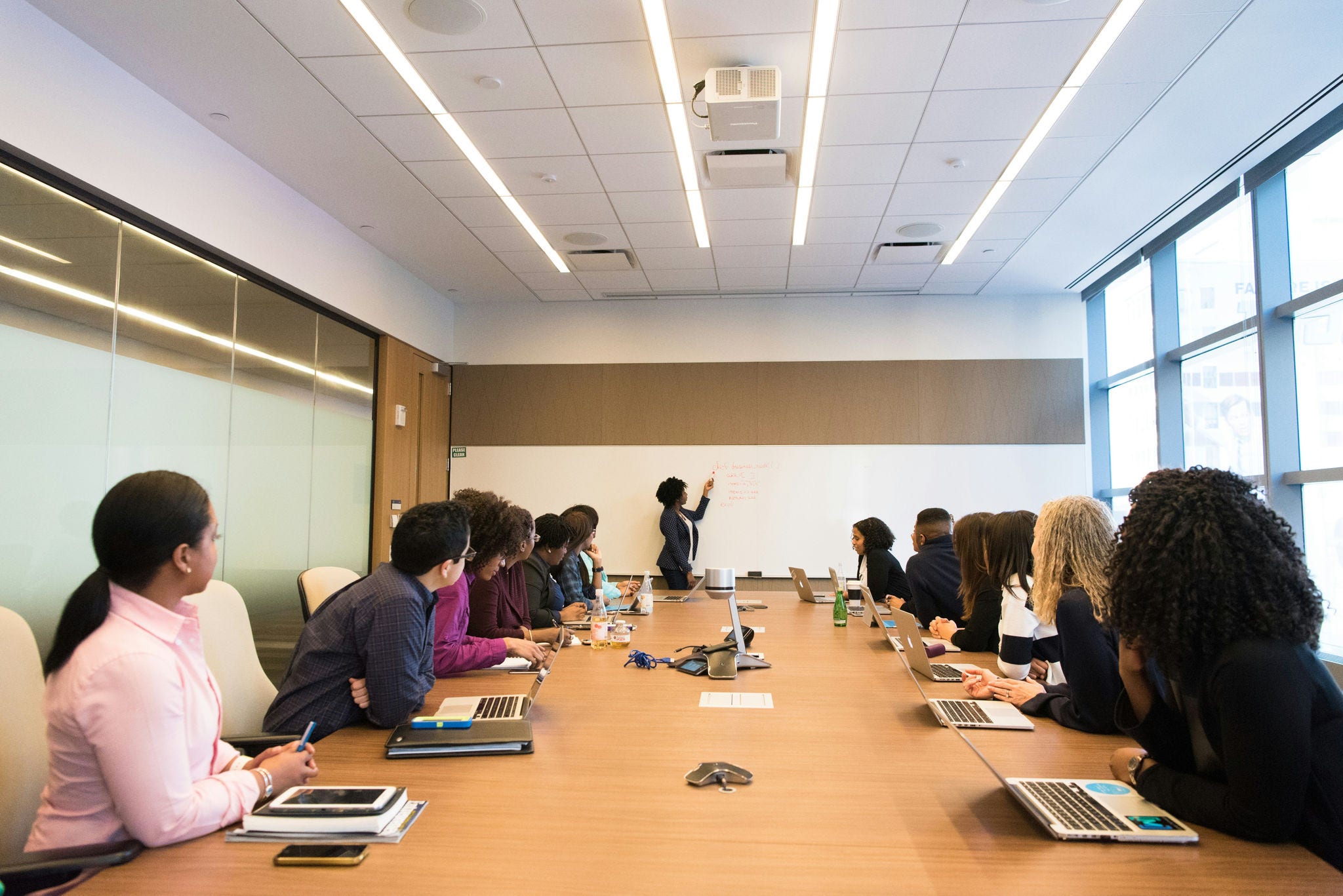 Equipo de profesionales reunido en una sala de trabajo durante una presentación