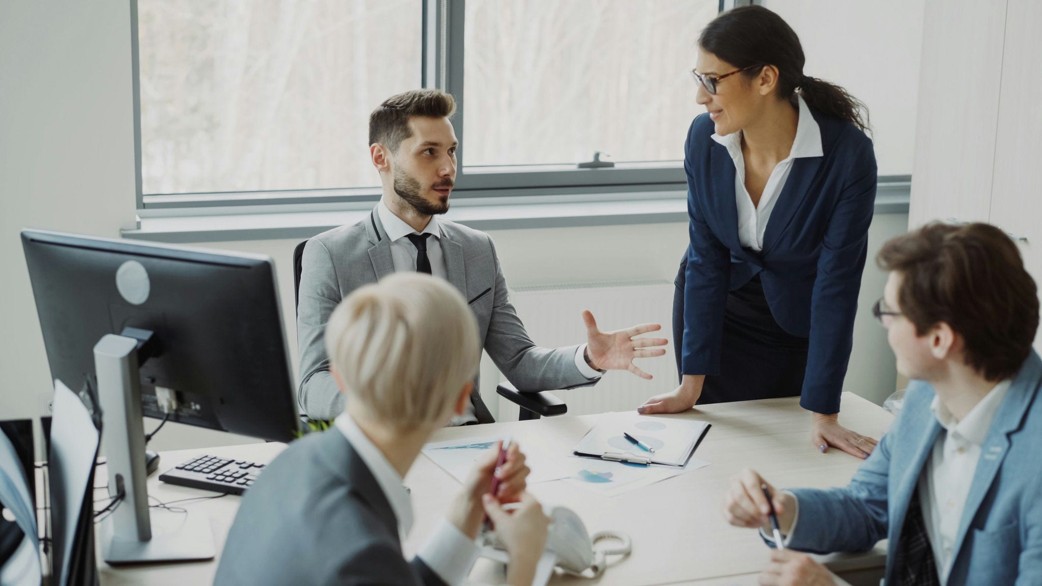 Profesionales conversando durante una reunión de trabajo en una oficina
