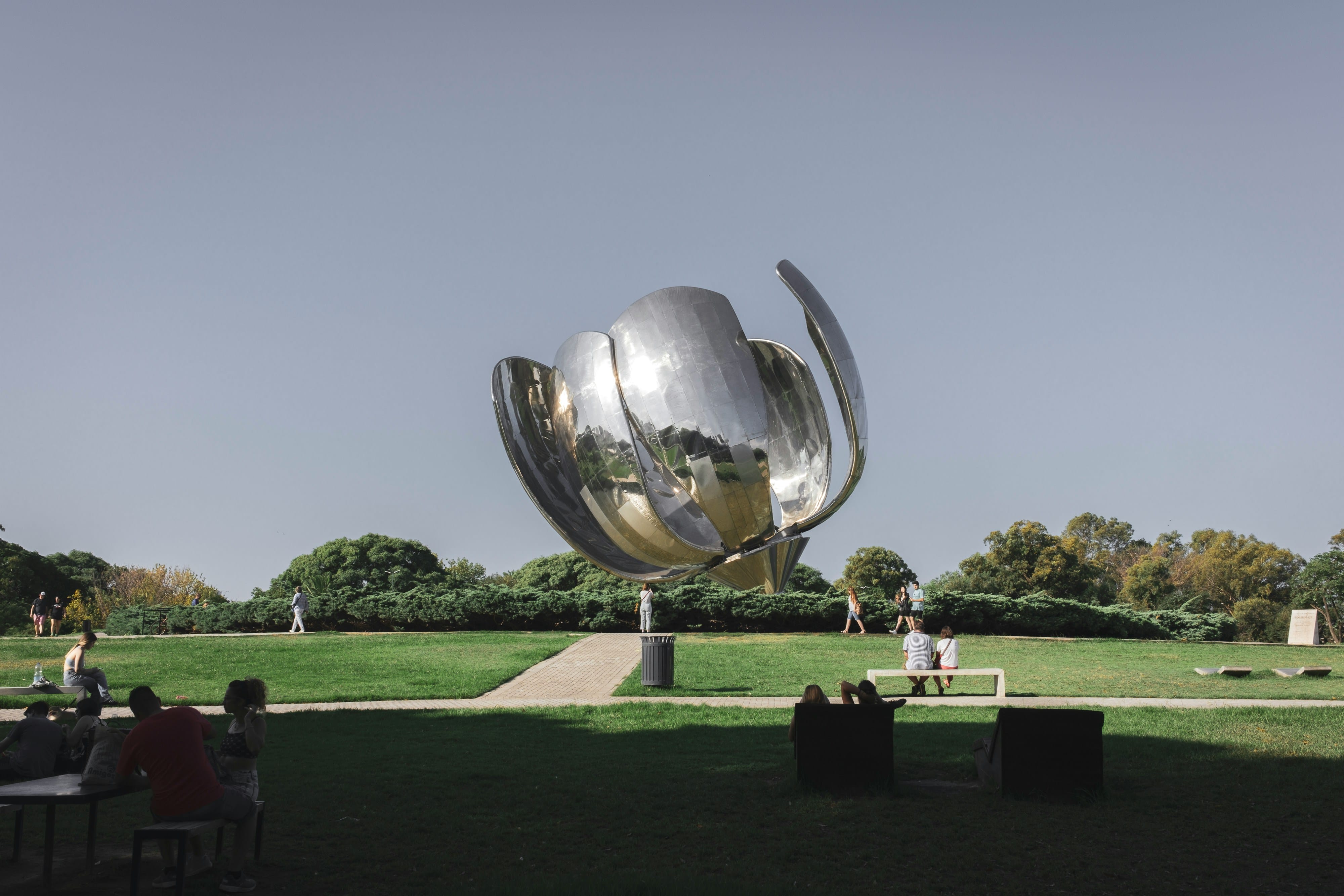 Escultura metálica gigante de la Floralis Genérica ubicada en la Plaza de las Naciones Unidas en Buenos Aires.