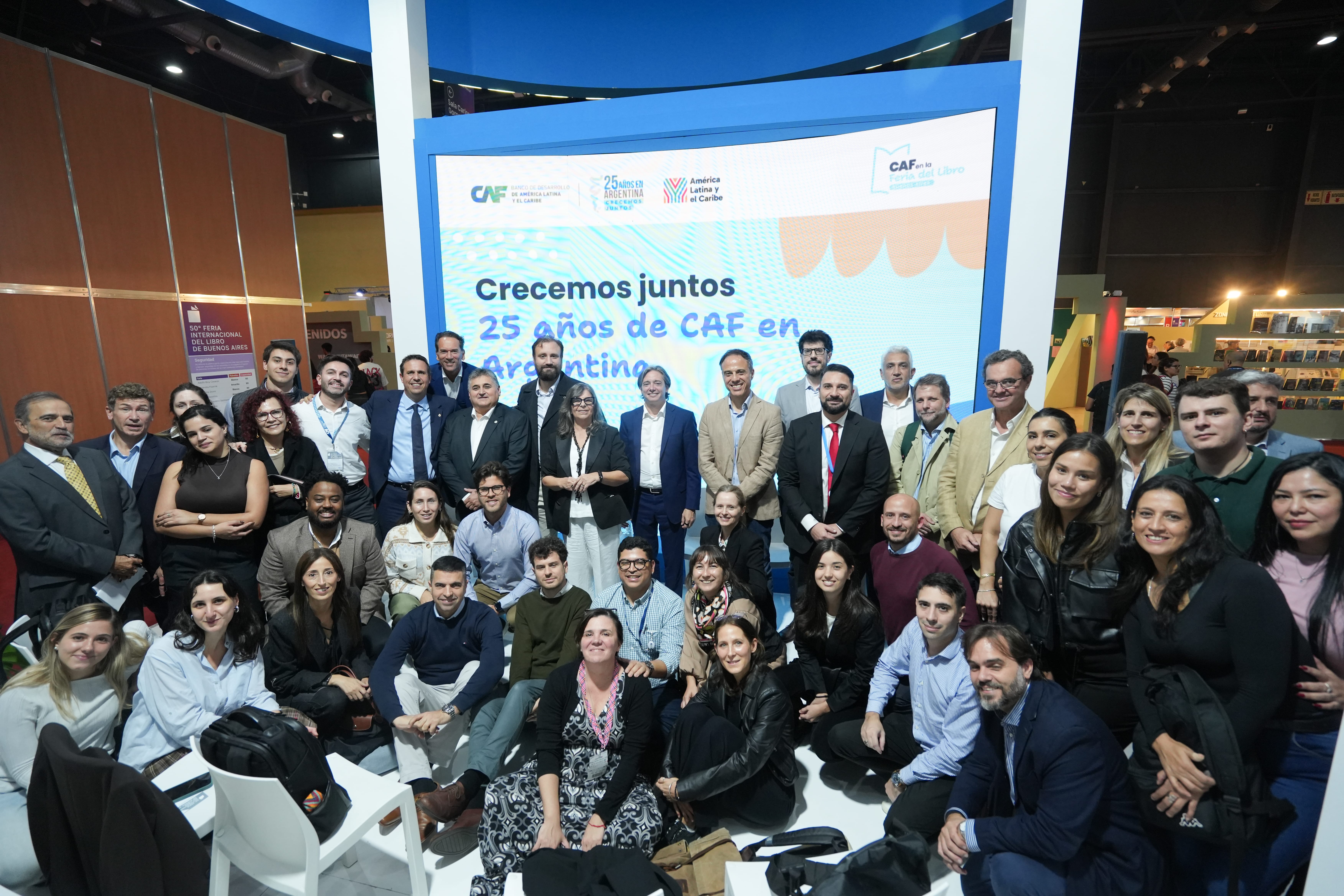 Foto grupal de participantes y directivos durante la celebración de los 25 años de CAF en Argentina.