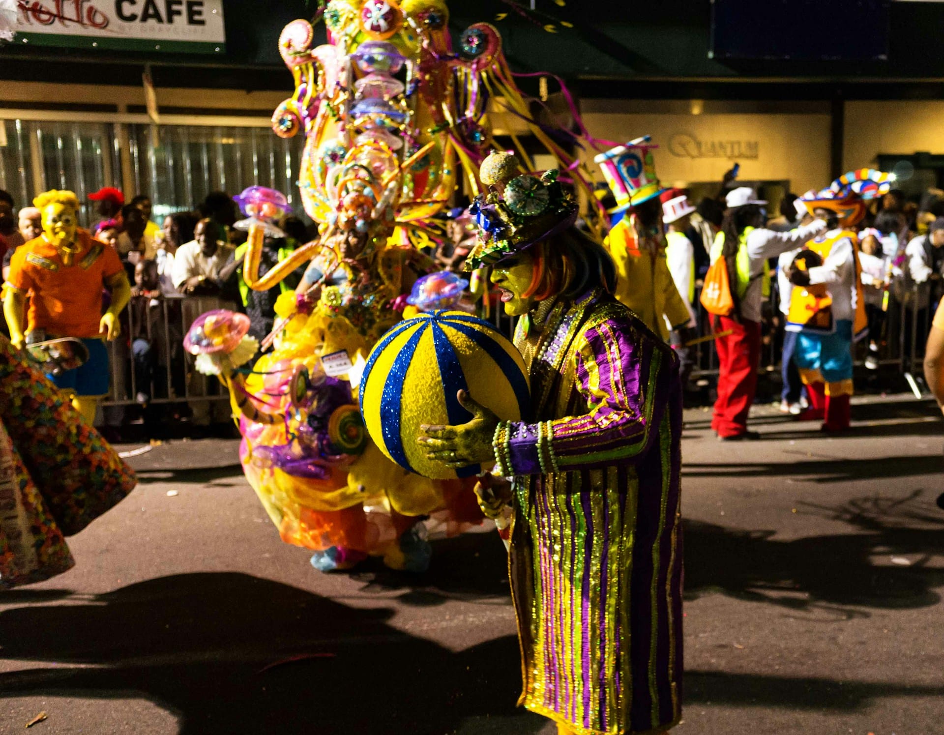 Bailarines con vistosos trajes coloridos y mascaradas tradicionales durante el desfile del festival Junkanoo.