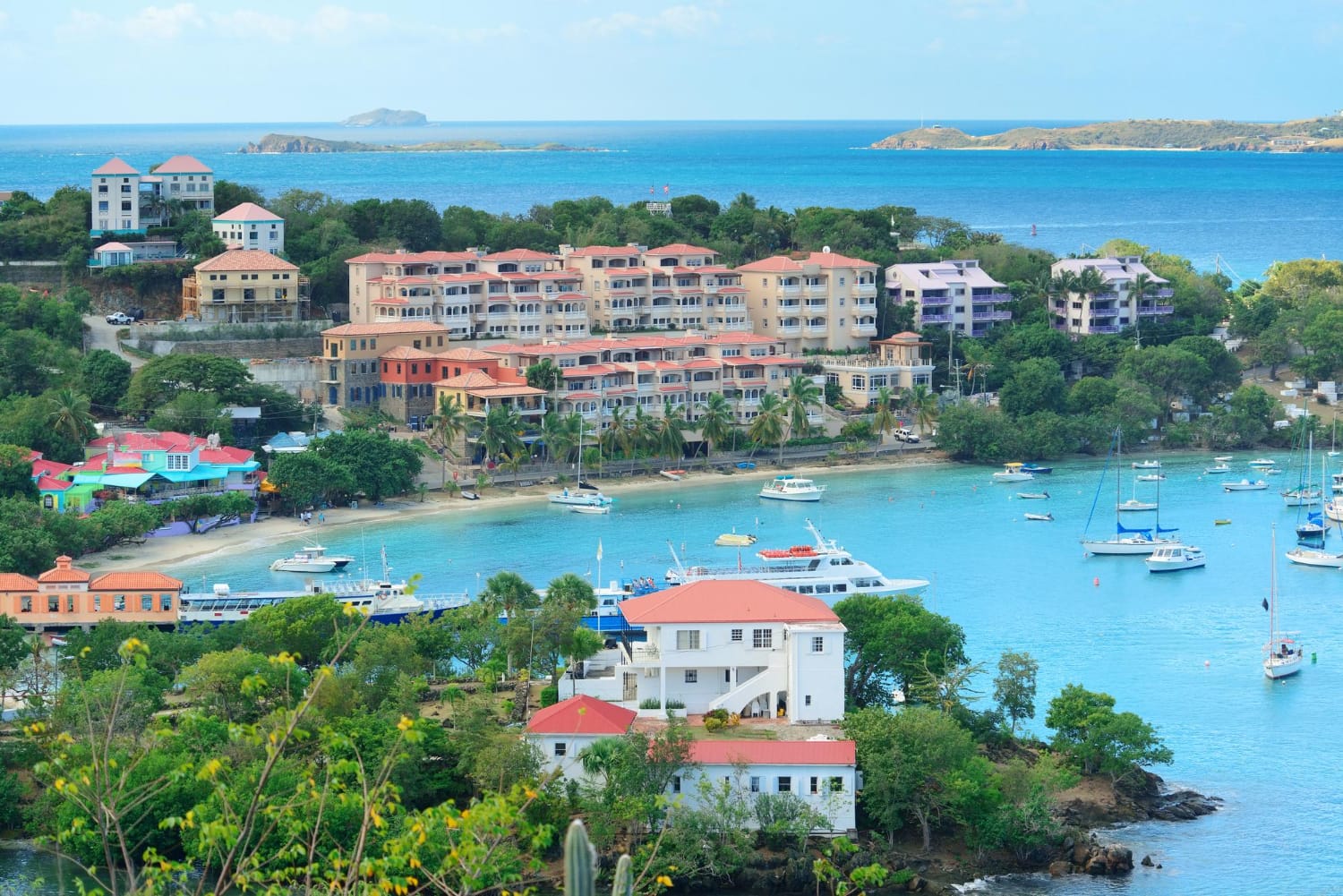 Vista elevada de complejos residenciales y turísticos junto a las aguas turquesa de la costa.