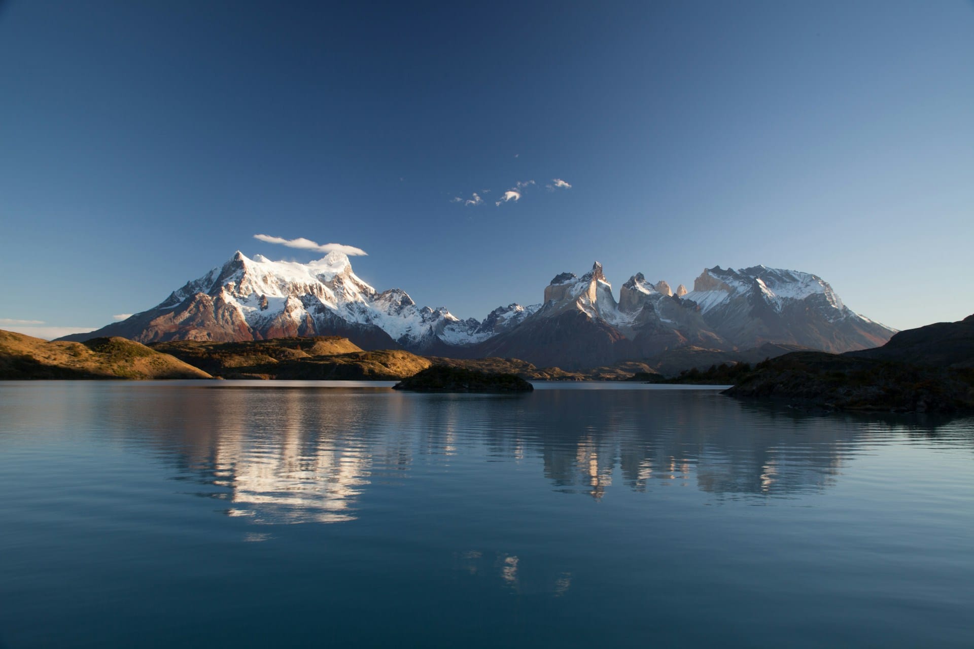Reflejo del macizo montañoso Cuernos del Paine sobre las aguas cristalinas del Lago Pehoé.