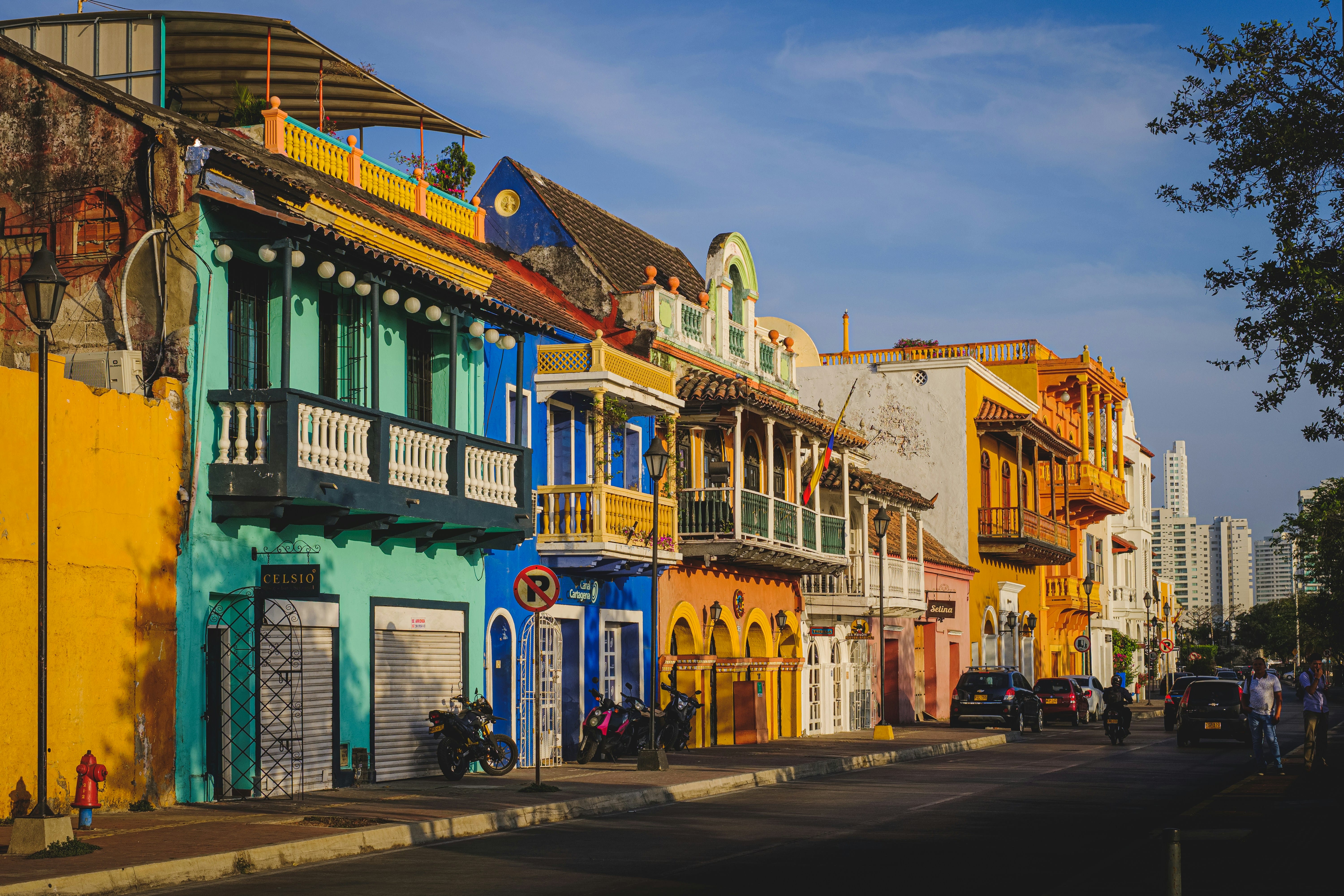Calle con fachadas coloniales de colores vivos y balcones de madera en Cartagena, Colombia