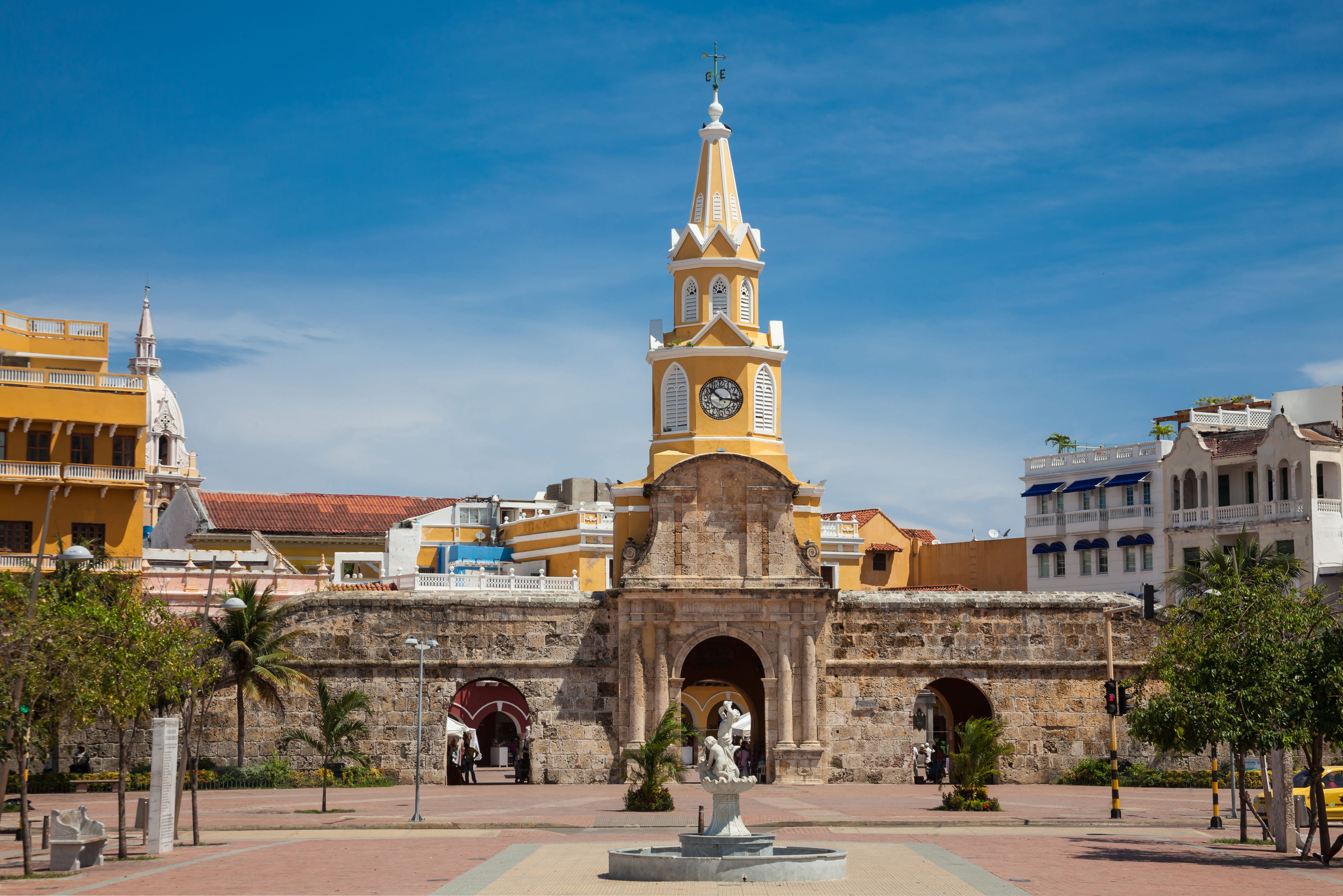 Torre del Reloj y murallas coloniales en la entrada al centro histórico de Cartagena, Colombia.