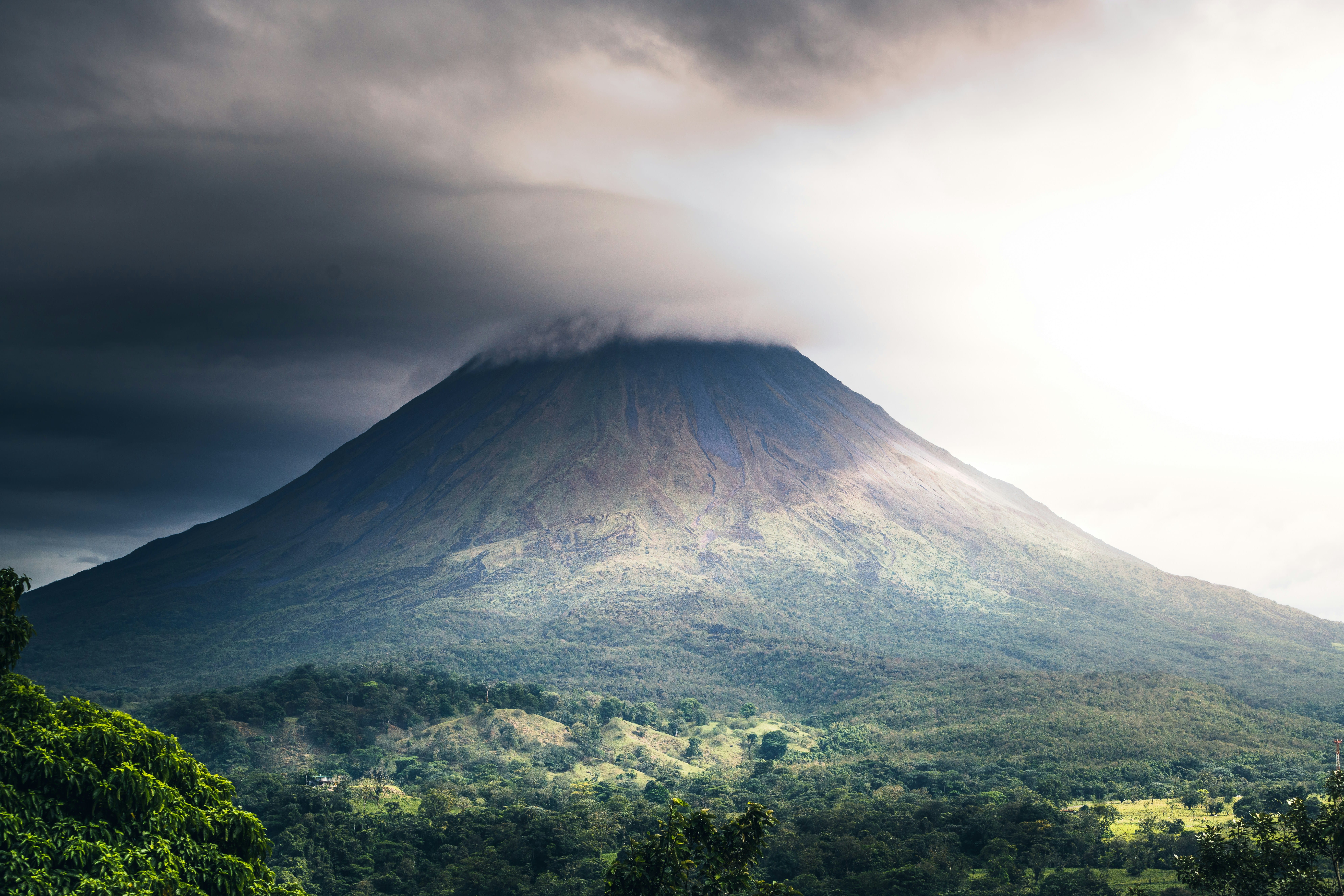 Vista del cono del Volcán Arenal rodeado de densa vegetación tropical en Costa Rica.