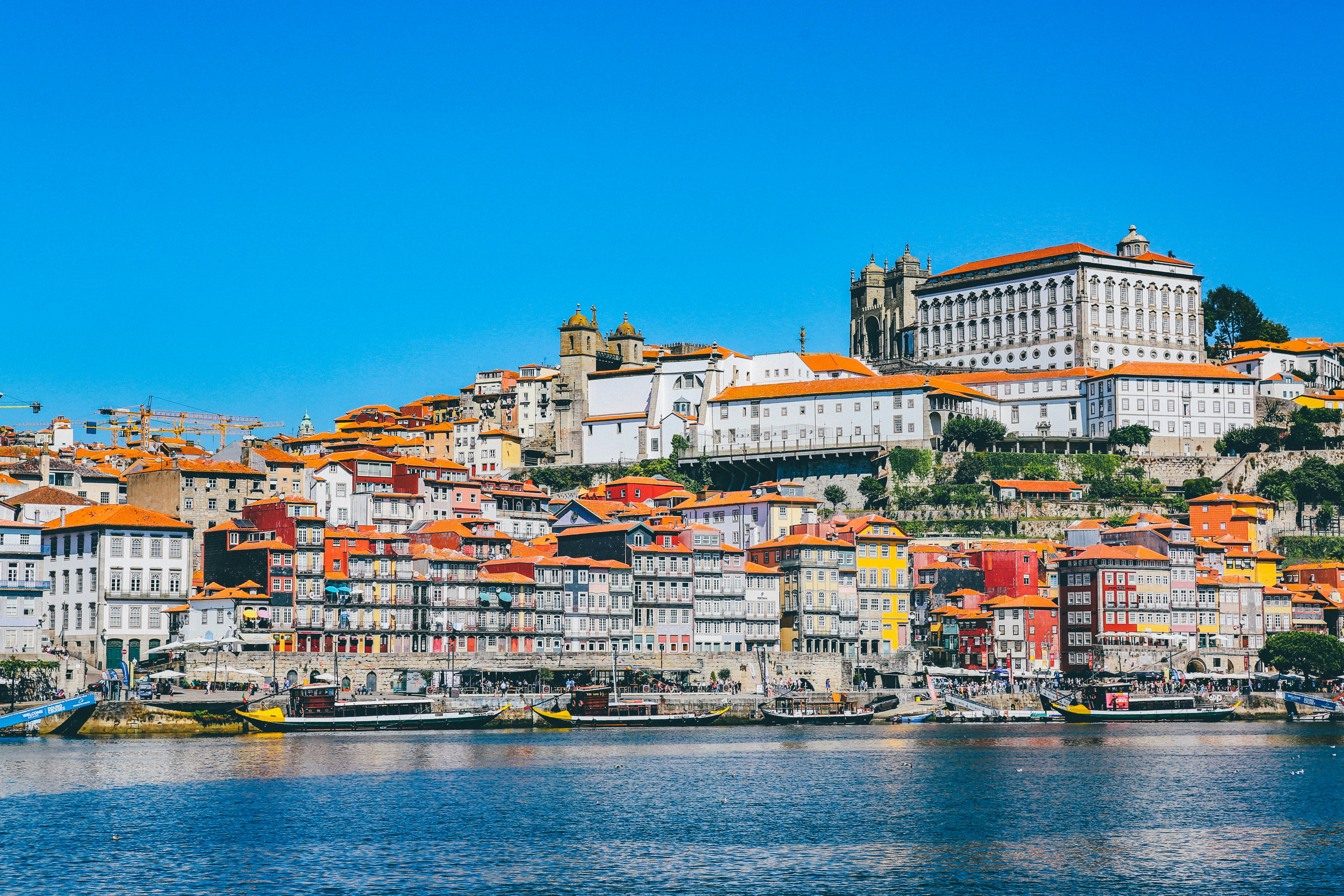 Fachadas de colores tradicionales dispuestas en la ribera del río Duero en Oporto.