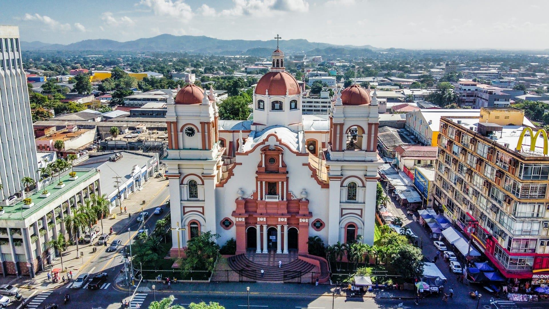 Vista aérea de la fachada de la Catedral San Pedro Apóstol y su cúpula en San Pedro Sula.