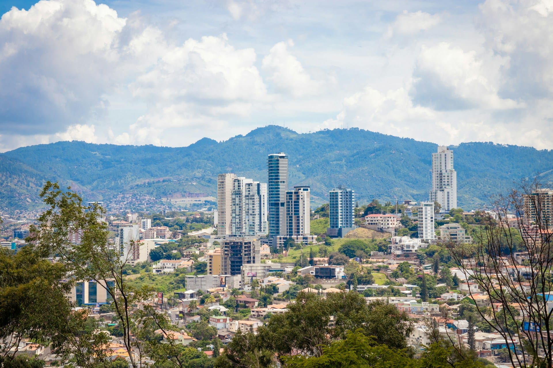 Vista panorámica del horizonte urbano y torres de edificios en Tegucigalpa rodeada de montañas