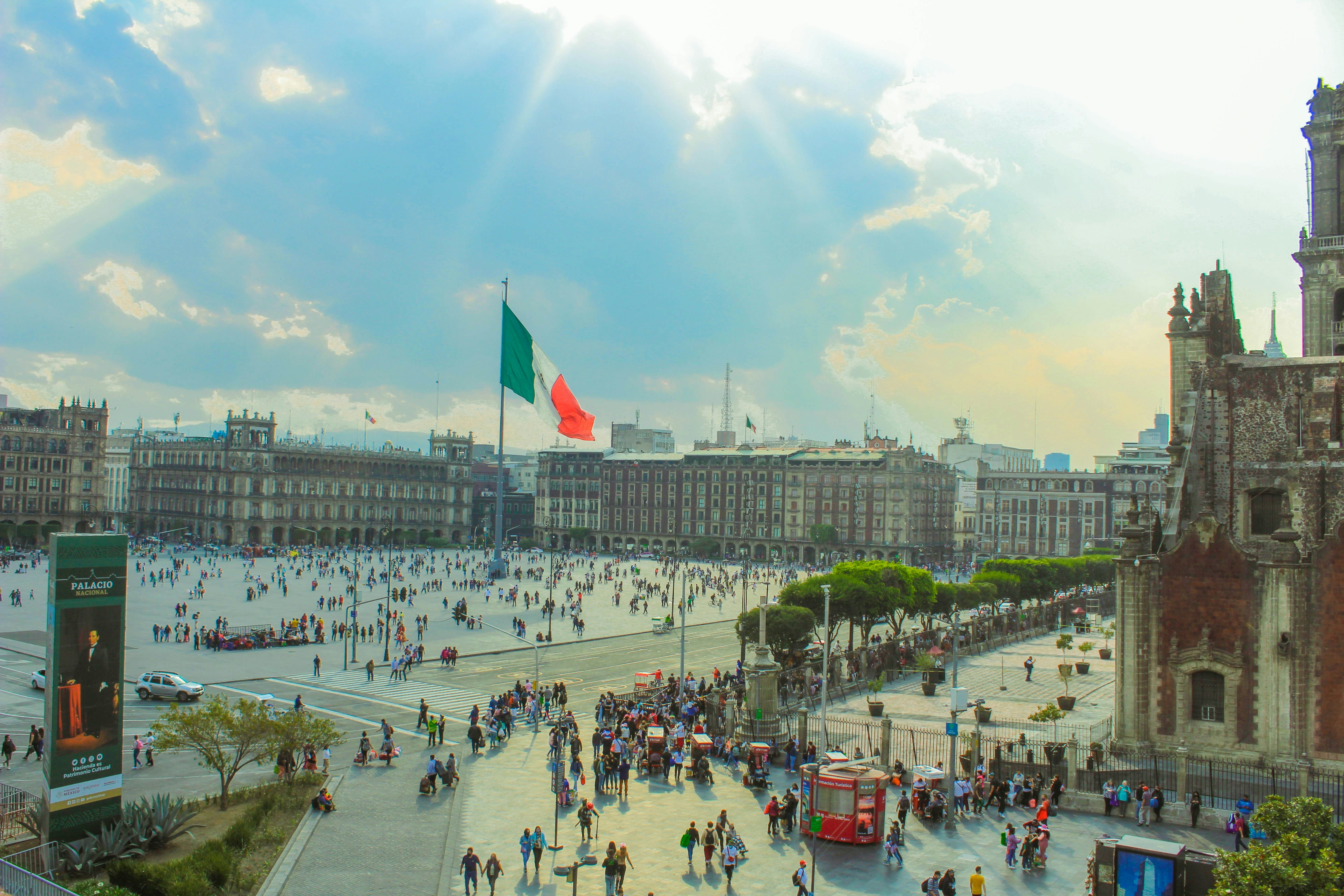 Vista de la gran Plaza de la Constitución con la bandera nacional ondeando en el centro del Zócalo.