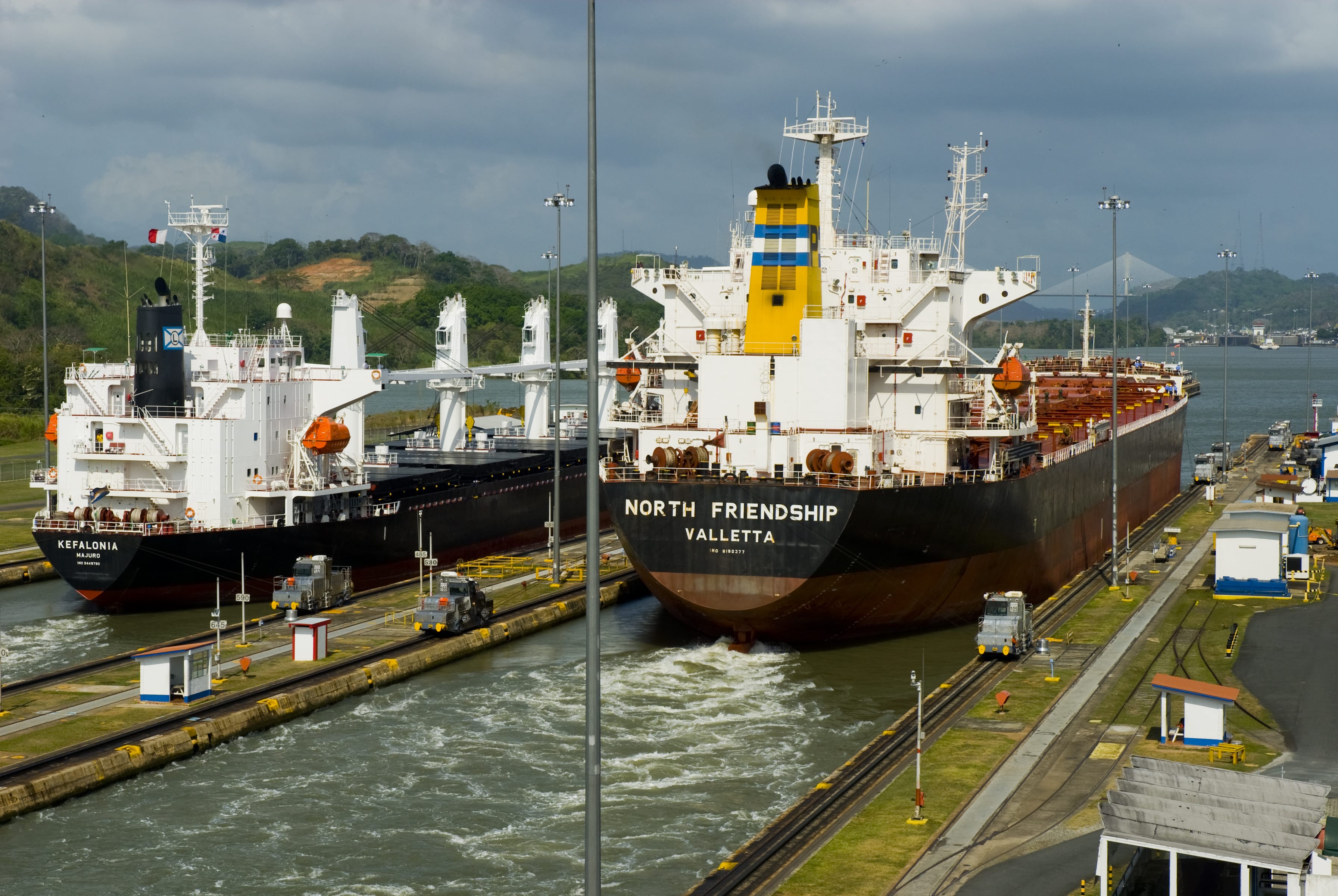 Buque de carga transitando por las esclusas de Miraflores en el Canal de Panamá