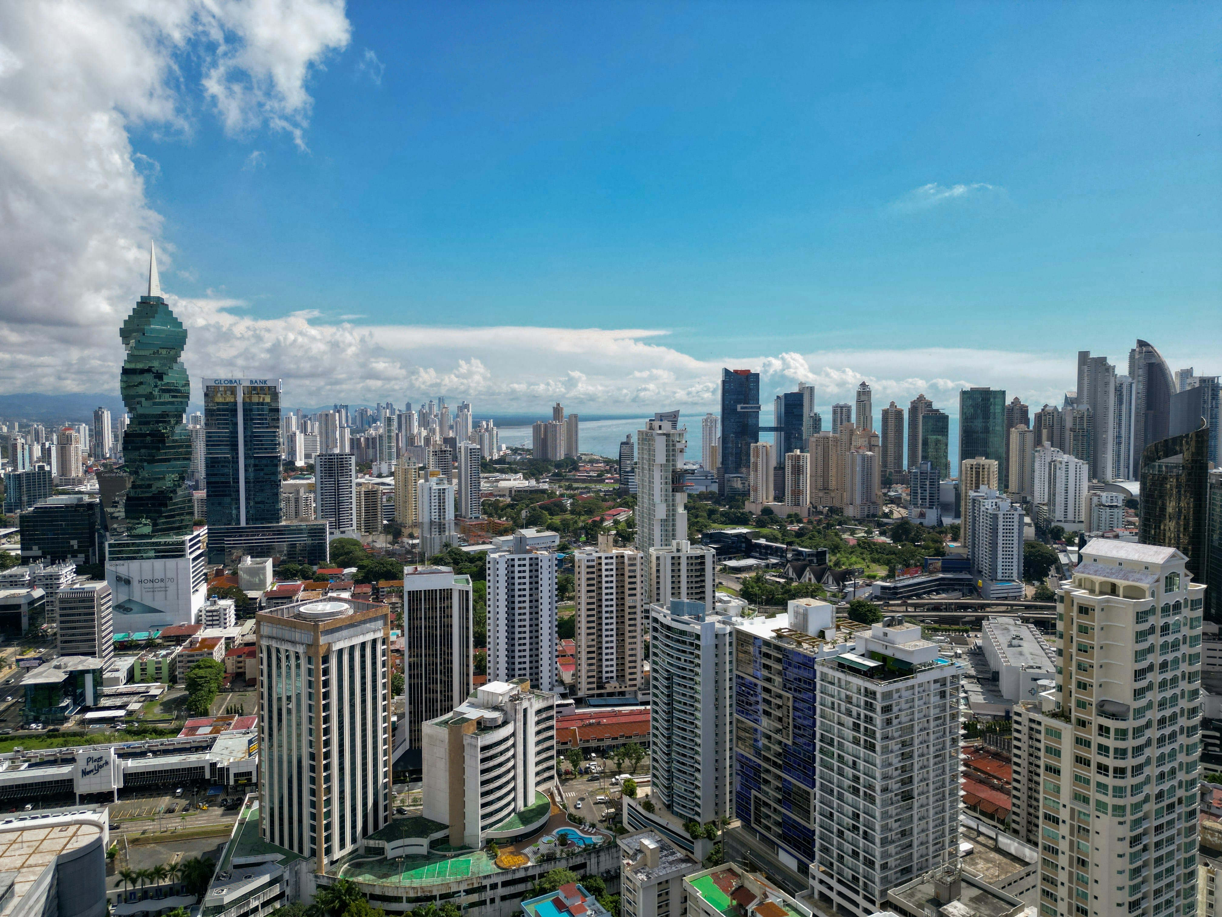 Vista aérea urbana con rascacielos y horizonte costero de la Ciudad de Panamá