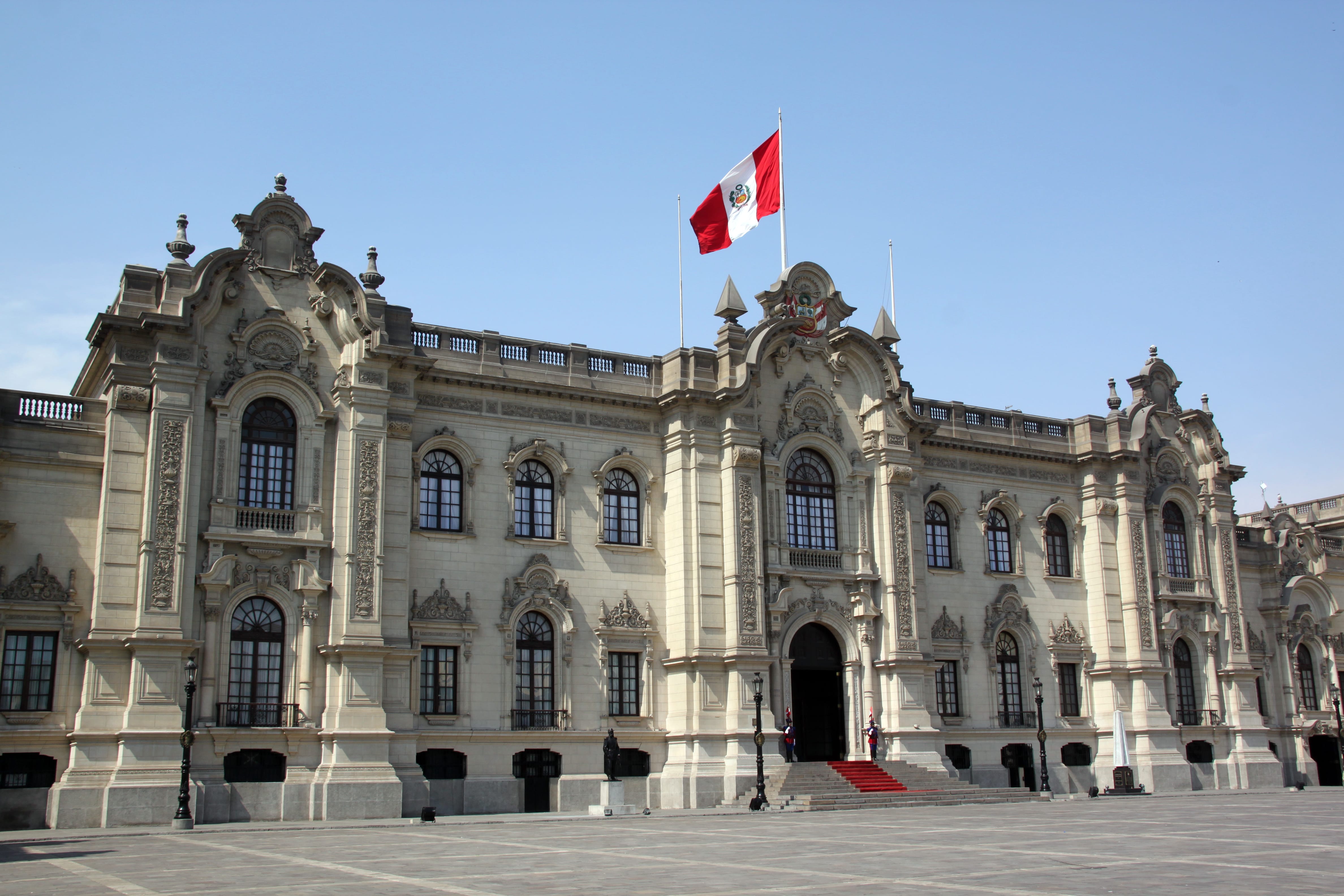 Fachada principal del Palacio de Gobierno del Perú con la bandera nacional en la Plaza Mayor de Lima.